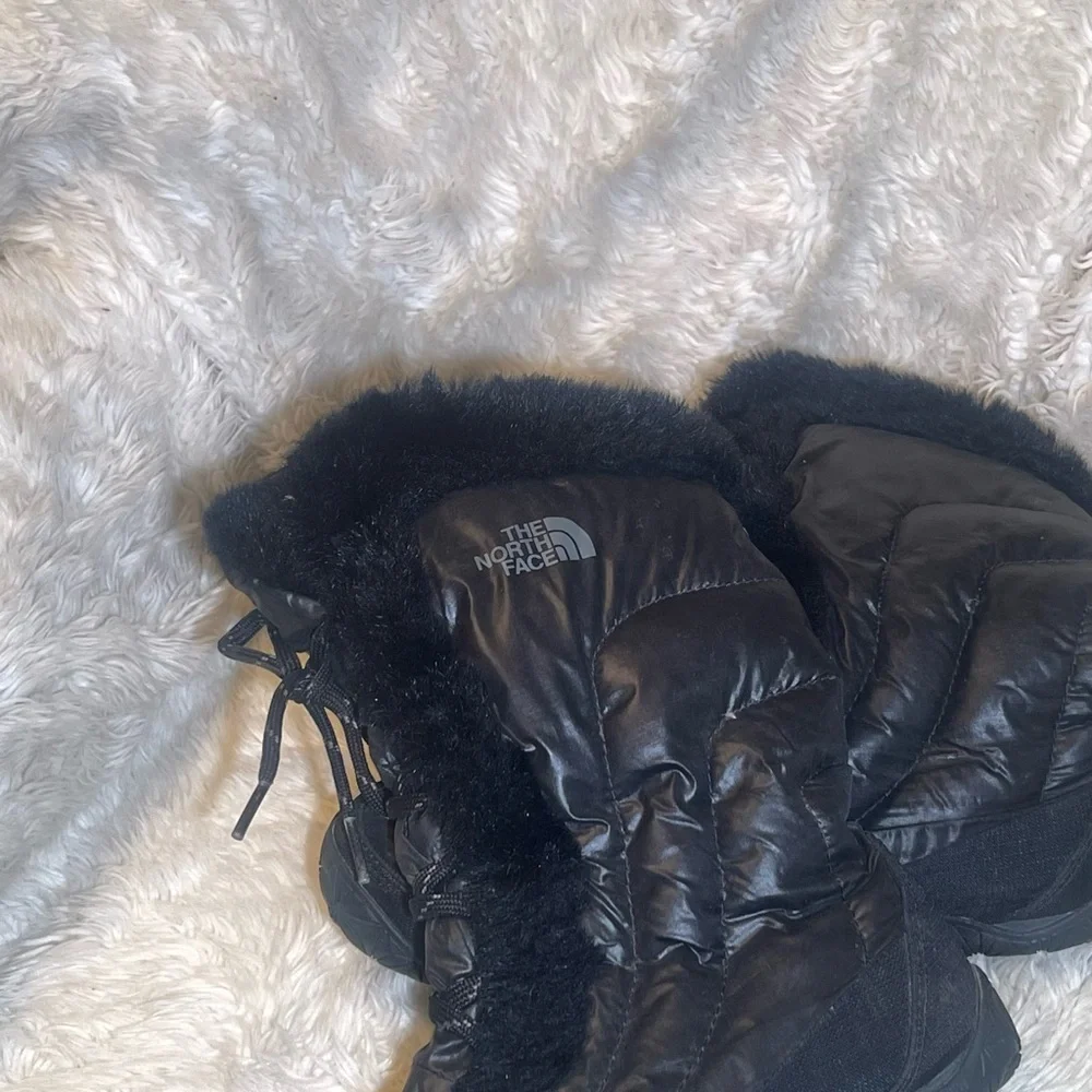 The North Face Women's Black Insulated Fur-Trim Winter Boots size 8